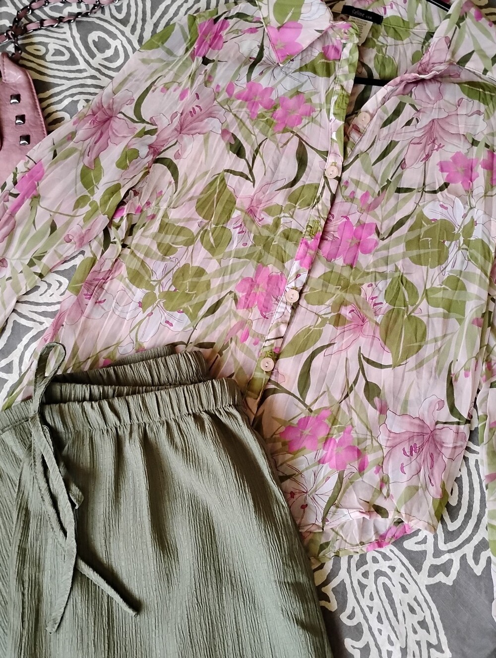 Casual 2 pc. Woman's Outfit - Picture 4 of 6